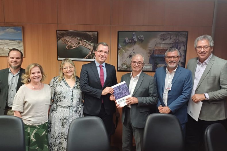 Consumidores entregam ao MME relatório com pautas prioritárias e cobram reforma do setor