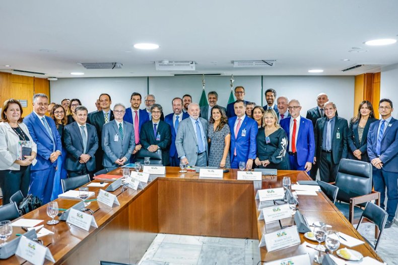 Em reunião, a Frente propõe reforma setorial e Lula defende novo programa energético para o Brasil