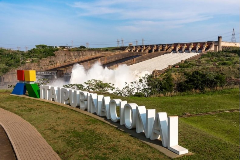 Presidente Lula assina decreto para barrar reajuste de tarifa de Itaipu