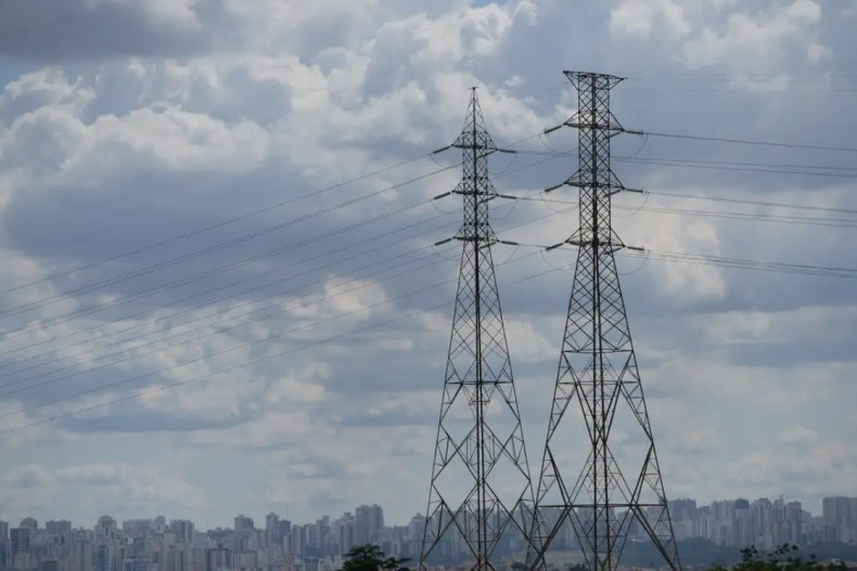 Após queda de vetos, governo corre para evitar alta na conta de luz