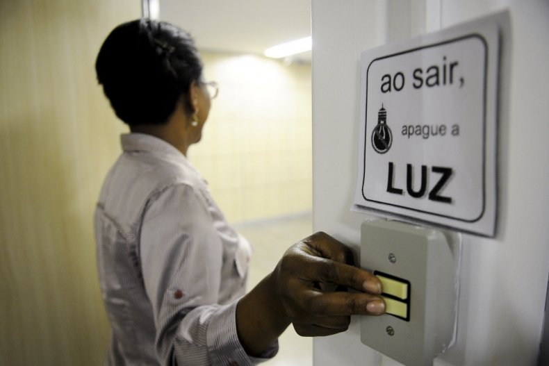Bandeira vermelha patamar 1 é mantida em novembro e consumidor continuará pagando R$ 4,46 a mais a cada 100 kWh