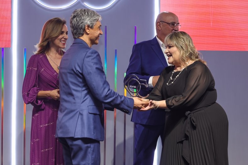Rosimeire Costa é homenageada nos 50 anos da Abradee em cerimônia que reuniu lideranças do setor elétrico