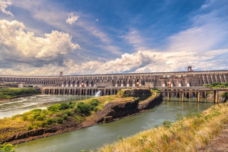 Com calor intenso, Itaipu aumenta geração de energia para ajudar sistema elétrico do Brasil